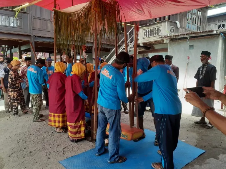 Mappadendang: A Symbol of Harmony and Bugis Cultural Richness in South Sulawesi 1 Mappadendang activity as a party after the rice harvest