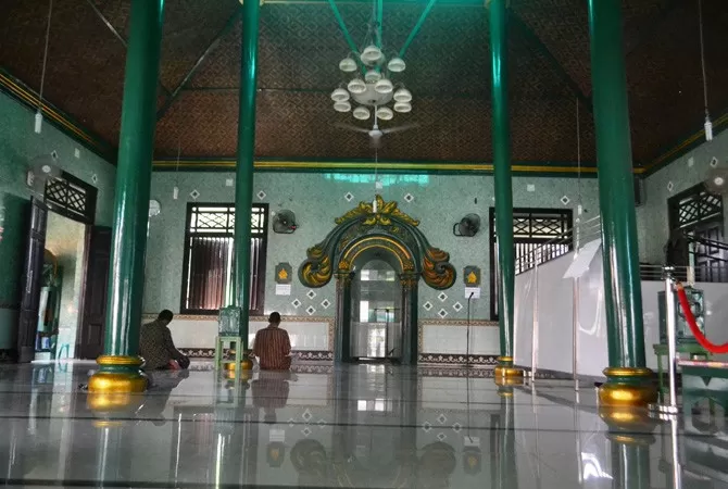Unveiling Indonesian Cultural Mosaic: A Case Study of Acculturation at Kanoman Palace Mosque 2 Unveiling Indonesian Cultural Mosaic: A Case Study of Acculturation at Kanoman Palace Mosque 1