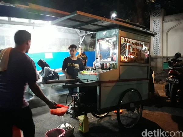 Nasi Goreng: Indonesian Iconic Fried Rice Sensation 3 Street Food Stalls (Warung Nasi Goreng)